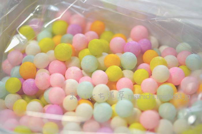 パステルカラーの餅米菓子