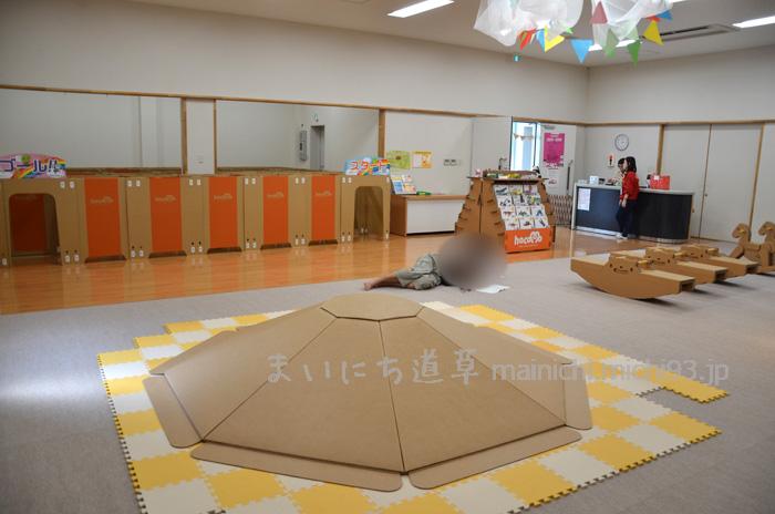 ダンボール迷路、ダンボール山