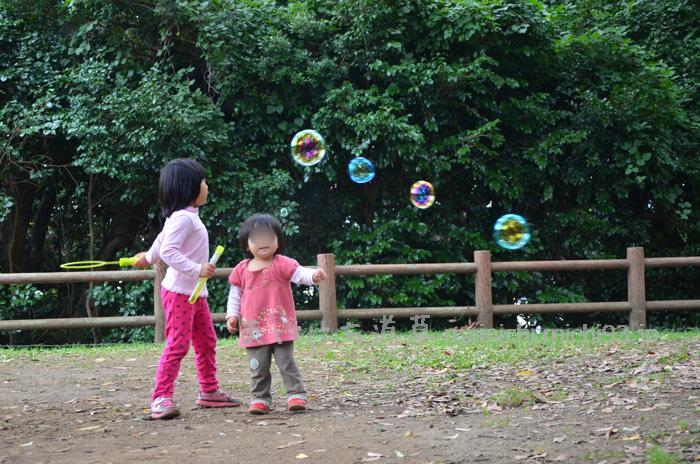 テント設営時には、シャボン玉遊び
