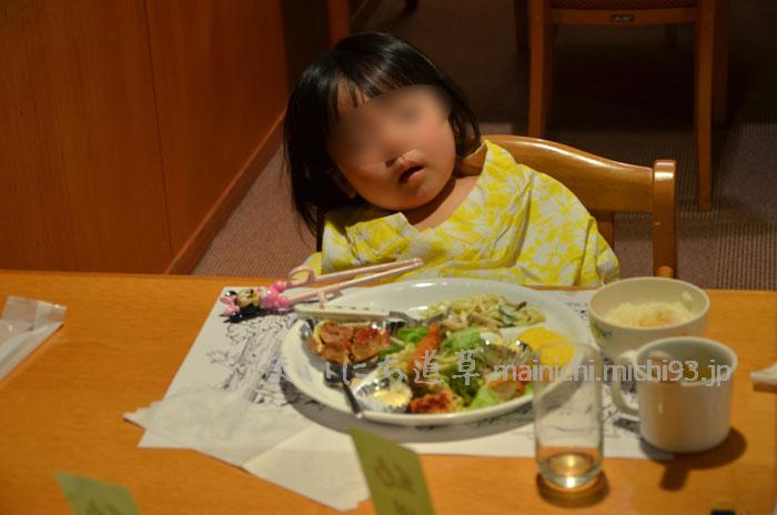 食卓で寝落ち次女