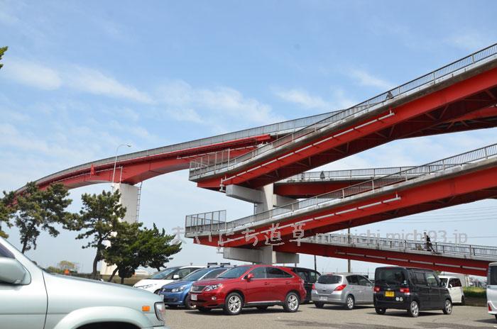 駐車場から見た歩道橋