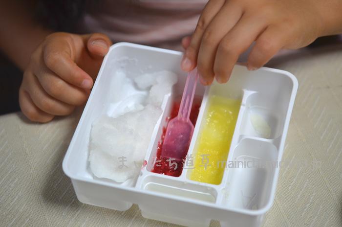 粉に水を入れて練る