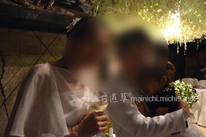 新郎さんに抱かれる次女