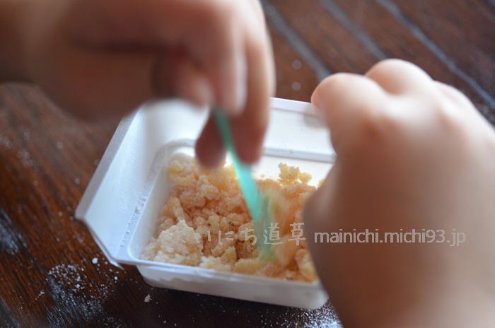 ドーナツの粉に、水を入れて混ぜます