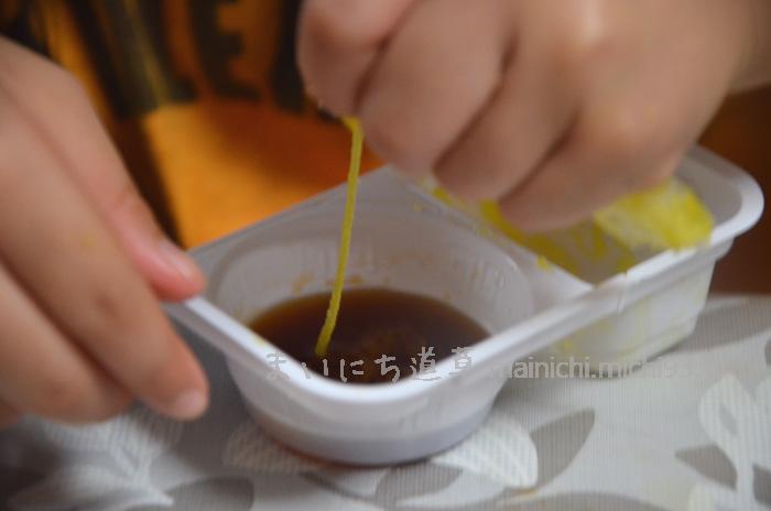 ラーメンスープに、めんを絞り出す