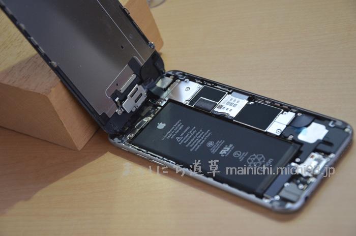 iPhone6 フロントパネルを開けたところ、まだ上部は繋がった状態
