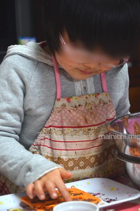 ちょいちょいチョコ舐めすぎ!