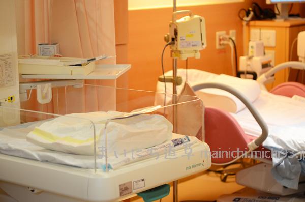 分娩台の隣には、赤ちゃん処置用ベッドがあります 分娩台の隣には、赤ちゃん処置用ベッドがあります