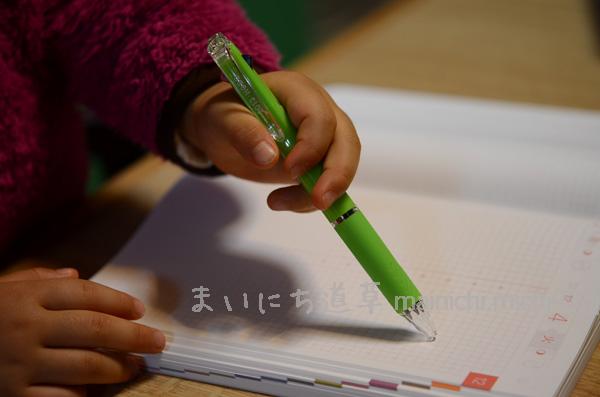 さっそく書き込もうとする娘、そうはさせない さっそく書き込もうとする娘、そうはさせない