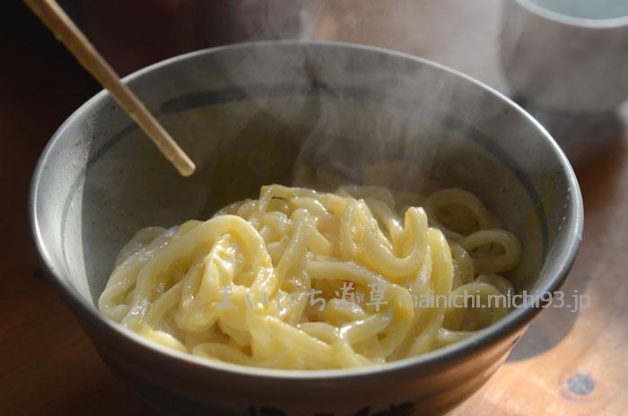 茹でたてうどんにからまる玉子