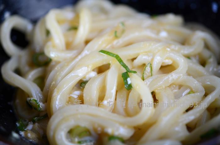 ゆでたて麺に卵がからむ