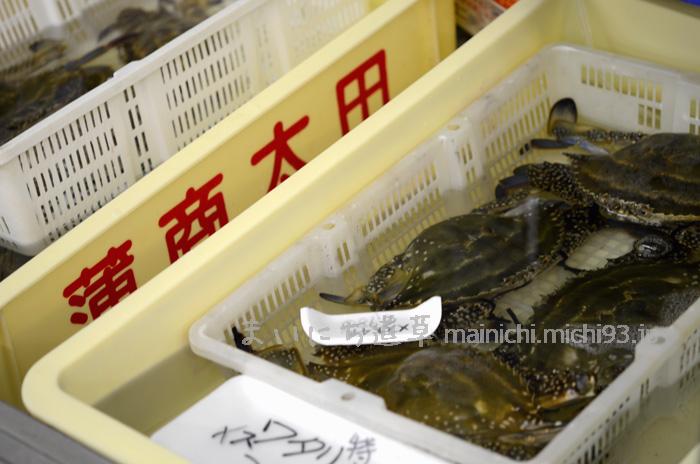 旬のワタリガニが並ぶ、スーパーの鮮魚売り場