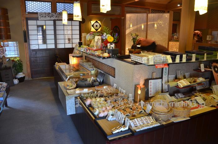 白栄堂店内