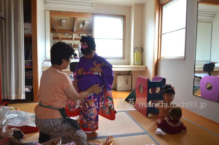長女(五歳)に着付け