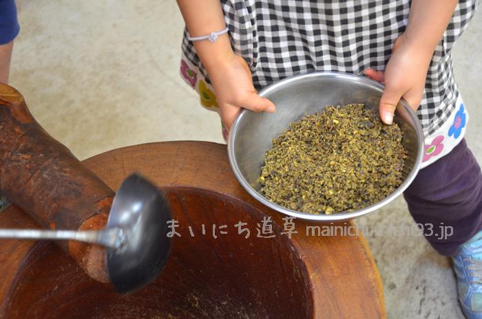 細かく砕いた椿の実