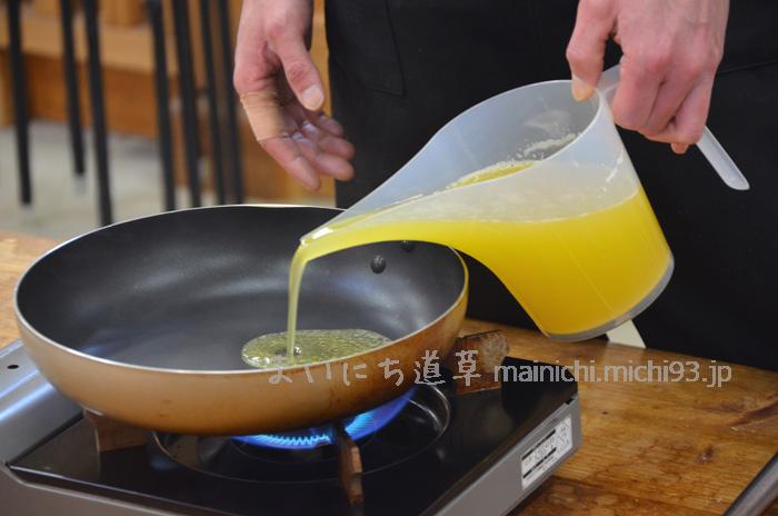 搾りたての油を熱して、水分を飛ばす