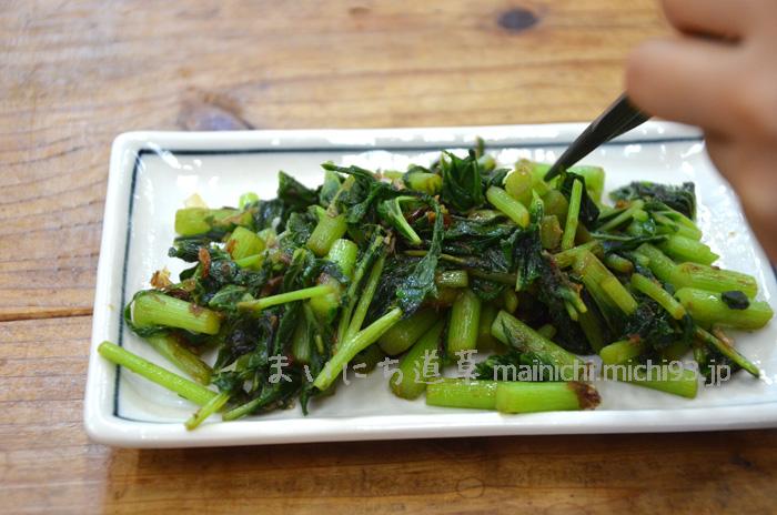 椿油で炒めて、醤油とかつお節で味付けした明日葉