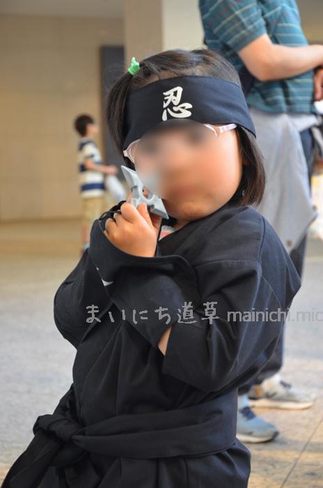 次女は、黒装束の手裏剣使い