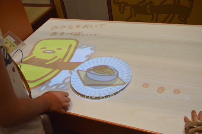 お皿に寿司をのせるゲーム、いくらがこぼれてる…