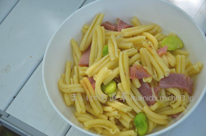 お昼はベーコンとそら豆のパスタ